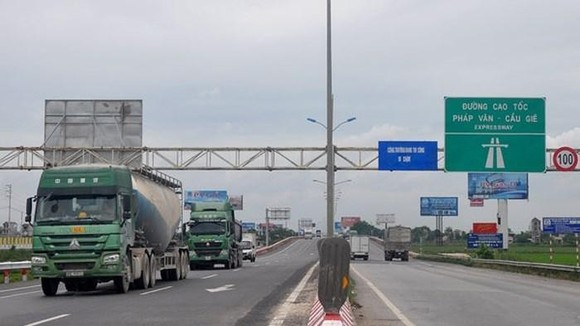 Cao tốc chỉ còn các phương tiện chở hàng hoạt động
