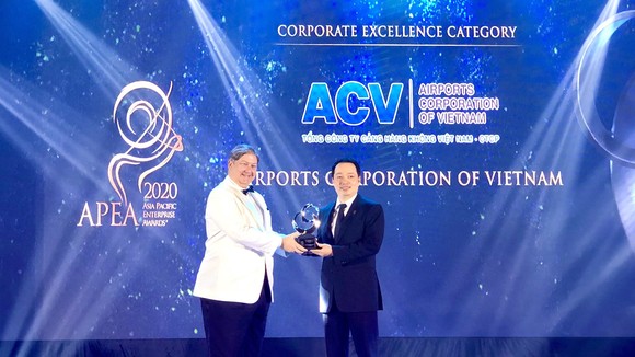 Đại diện ACV nhận giải thưởng Doanh nghiệp xuất sắc châu Á 2020