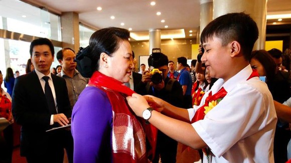 Chủ tịch Quốc hội Nguyễn Thị Kim Ngân tham quan triển lãm tại Đại hội cháu ngoan Bác Hồ 2020
