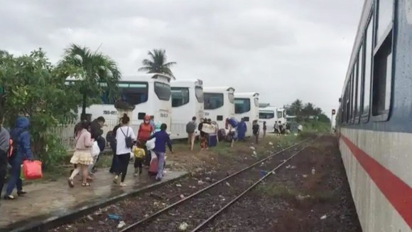 Ngành đường sắt phải chuyển tải hành khách do một số khu vực ở Khánh Hòa bị ngập sâu.