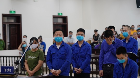 Lê Văn Quang (hàng trên cùng) cùng các đồng phạm nghe tuyên án. Ảnh: GIA KHÁNH