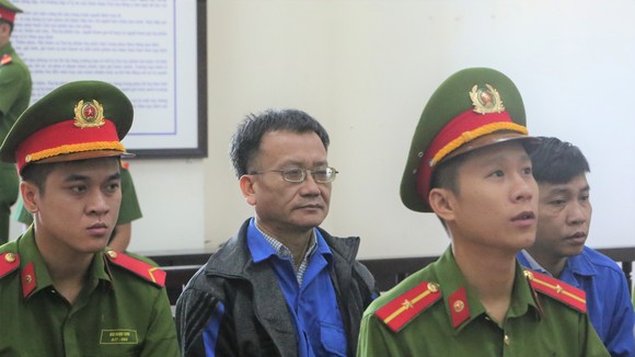 Bị cáo Vinh (ngồi giữa) trong phiên phúc thẩm sáng nay