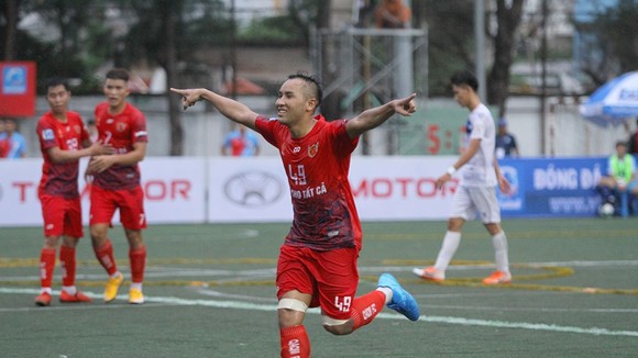 "Cơn lốc đen" Bơnahria Vĩ sau bàn thắng vào lưới Hạt điều Thương Thương