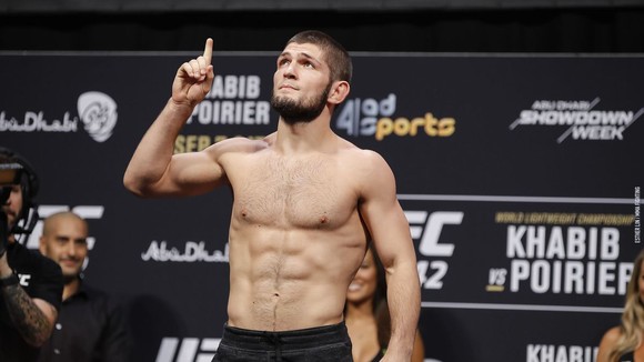 Khabib cầu nguyện trong buổi cân trọng lượng