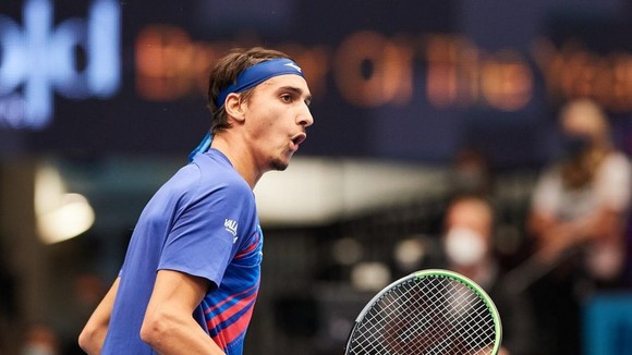 Sonego gây sốc khi đánh bại Djokovic