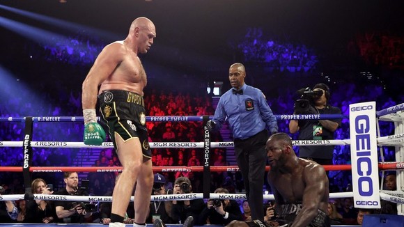 Fury khiến Wilder phải đo sàn lần đầu tiên, và nhận lãnh thất bại đầu tiên
