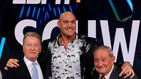 Fury và 2 ông bầu của mình (Warren bên trái và Arum bên phải)