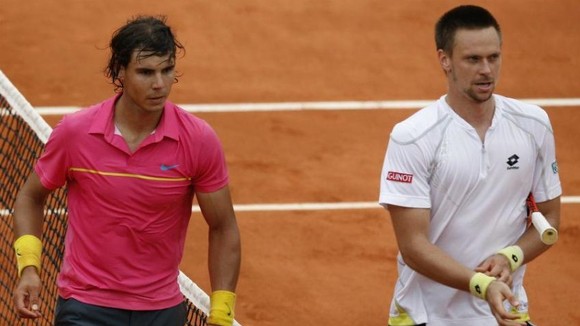 Soderling (áo trắng) sau chiến thắng kinh điển trước Nadal ở Rolang Garros 2009