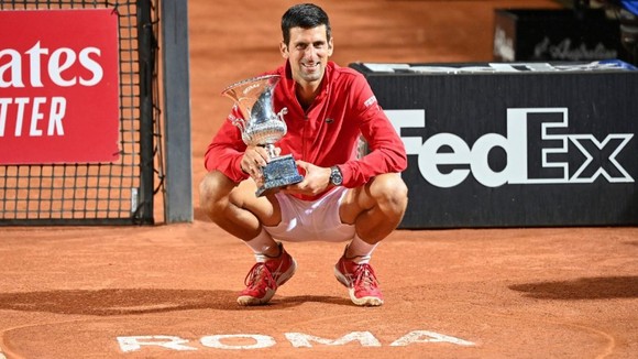 Novak Djokovic và chiếc cúp vô địch Italian Open 2020