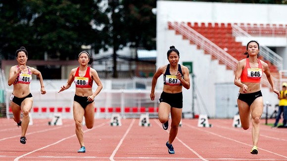 Lê Tú Chinh không có đối thủ ở nội dung 60 m nữ. Ảnh: Dũnng Phương