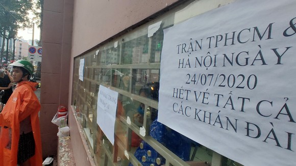 Quầy vé sân Thống Nhất chỉ bán khẩu trang và thông báo hết vé. Ảnh: Dũng Phương