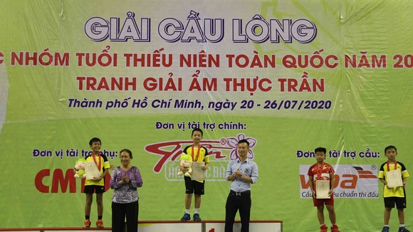 Ban tổ chức trao giải cho lứa tuổi U11. Ảnh: Dũng Phương