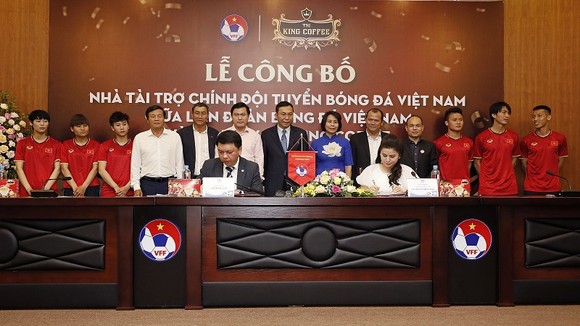 Toàn cảnh lễ ký kết hợp đồng. Ảnh: Đoàn Nhật
