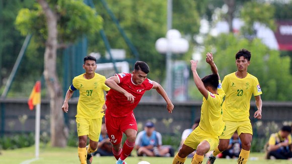PVF thua trận ra quân trên sân nhà.