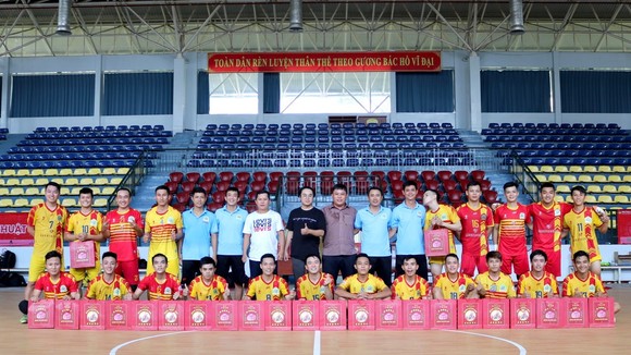 Đại diện nhà tài trợ bất ngờ đem niềm vui đến cho đội Kardiachain Sài Gòn
