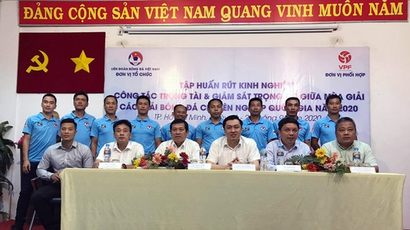 Phó chủ tịch VFF Cao Văn Chóng đến dự và phát biểu tại buổi khai mạc