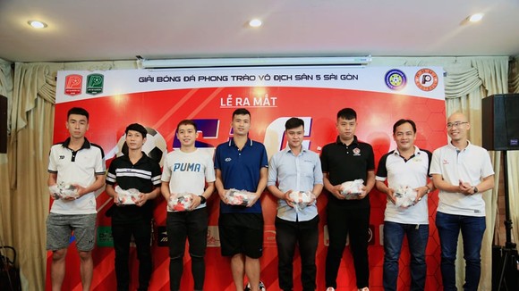 Đại diện nhà tài trợ trao quà cho các đội dự giải. Ảnh: Thanh Đình