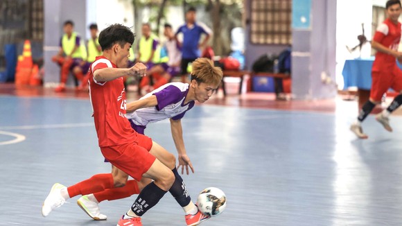 Cuộc so tài giữa đội Lê Bảo Minh (áo đỏ) và Lý Nguyễn. Ảnh: DŨNG PHƯƠNG
