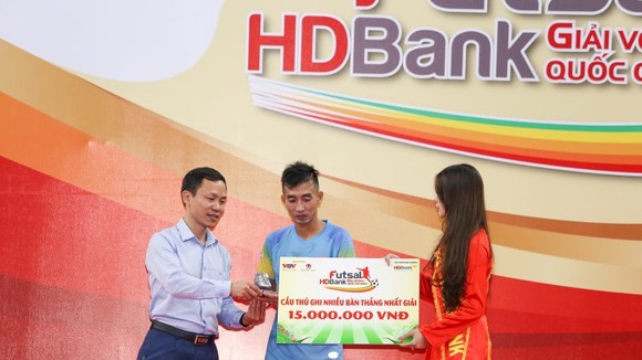 Phùng Trọng Luân nhận giải vua phá lưới mùa giải 2020