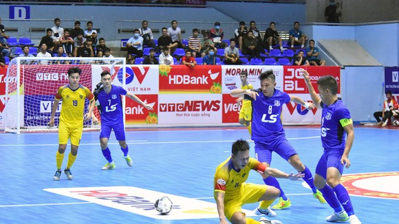 Thái Sơn Nam ghi 3 bàn thắng vào lưới Quảng Nam vào cuối trận