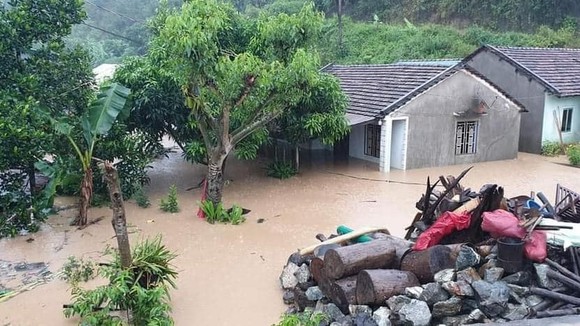 Nhà dân ở huyện Đắk Glei bị ngập trong ngày 28-10. Ảnh. BỒ CÔNG ANH