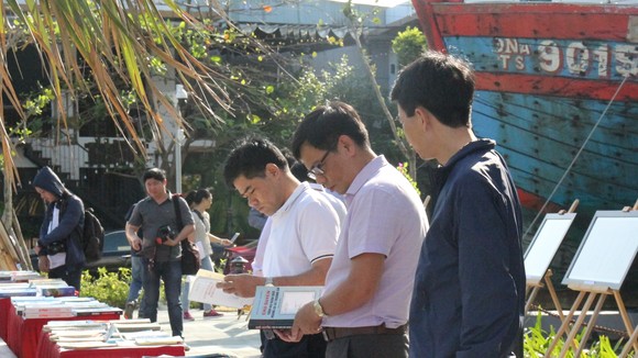 Người dân Đà Nẵng đến xem những tư liệu, hiện vật tại Nhà Trưng bày Hoàng Sa
