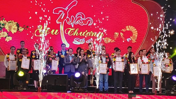 Ban tổ chức tặng quà cho những gia đình có hoàn cảnh khó khăn trên địa bàn quận Ngũ Hành Sơn