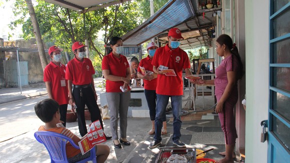 Các Hội viên Hội Chữ thập đỏ TP Đà Nẵng đến từng hộ gia đình để tuyên truyền cho người dân và phát xà phòng miễn phí