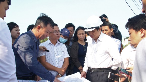 Ông Đặng Việt Dũng, Phó Chủ tịch UBND TP Đà Nẵng đi kiểm tra và xử lý ô nhiễm hồ Bàu Trảng