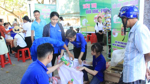 Mô hình Siêu thị "Đổi rác thải nhựa lấy quà tặng" nhận được sự hưởng ứng tham gia tích cực của người dân