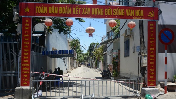 Sau khi phát hiện thêm ca nghi nhiễm virus SARS-CoV-2 ở cộng đồng, các lực lượng chức năng thành phố Đà Nẵng đã phối hợp kịp thời phong tỏa khu dân cư đường Lê Hữu Trác và chợ An Hải Đông (phường An Hải Đông, quận Sơn Trà)