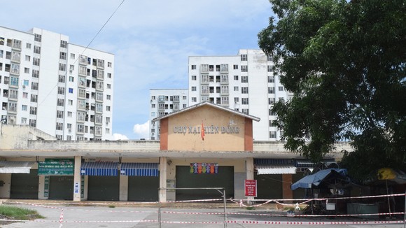 Các đoạn đường dẫn vào chợ Nại Hiên Đông đã được rào chắn để ngăn người dân vào chợ