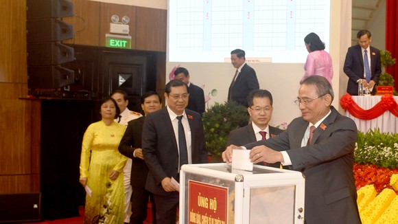 Sau phát động của Bí thư Thành ủy Đà Nẵng Trương Quang Nghĩa, các đại biểu dự đại hội tham gia ủng hộ đồng bào miền Trung bị thiệt hại do mưa lũ
