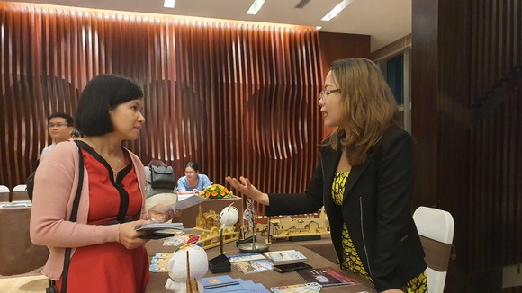 Du khách tìm hiểu về những gói sản phẩm du lịch tại 3 địa phương