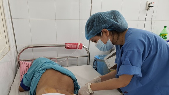 Bác sĩ Bệnh viện Đà Nẵng thăm khám, xử lý vết thương cho bệnh nhân mắc bệnh Whitmore