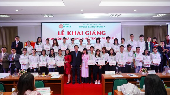 Hơn 12 tỷ đồng học bổng dành cho các tân sinh viên và gần 300 triệu đồng hỗ trợ cho sinh viên các tỉnh miền Trung bị bão lũ