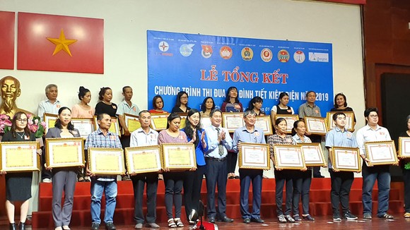 Bà Triệu Lệ Khánh, Phó Chủ tịch Ủy ban MTTQ Việt Nam TPHCM và ông Nguyễn Phương Đông, Phó Giám đốc Sở Công thương TPHCM, trao bằng khen cho các gia đình tiết kiệm điện cấp thành phố