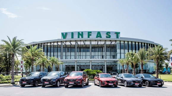 Sau chưa đầy 6 tháng có mặt trên thị trường, 3 dòng xe ô tô đầu tiên của VinFast đã nhận được hơn 17.000 đơn đặt cọc mua hàng