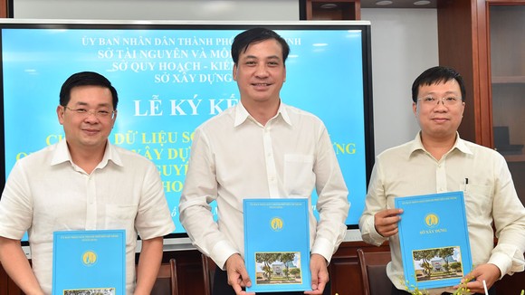 Giám đốc 3 sở TPHCM ký kết bản ghi nhớ. Ảnh: VIỆT DŨNG