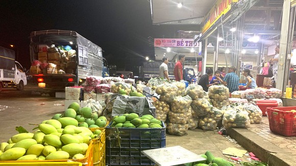 Một quầy hàng ở chợ đầu mối Dầu Giây