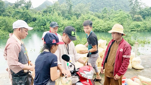 Một nhóm từ thiện vận chuyển hàng cứu trợ tại miền Trung