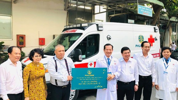 Đại diện lãnh đạo Bệnh viện Nhân Dân 115 tiếp nhận xe cứu thương do Công ty CP Địa ốc Phú Long trao tặng