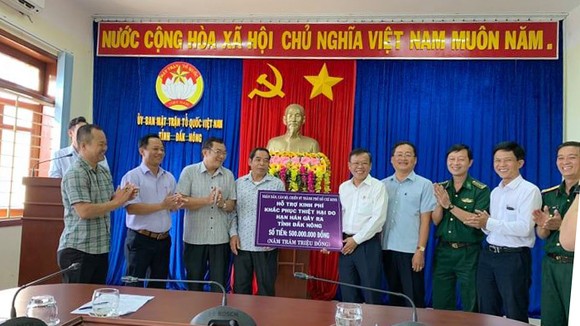 Đoàn trao bảng tượng trưng số tiền 500 triệu đồng hỗ trợ tỉnh Đắk Nông