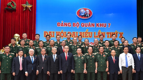 Các đại biểu chụp hình lưu niệm. Ảnh: VIỆT DŨNG