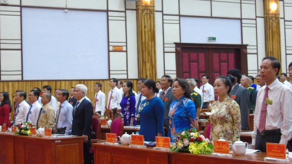 Các đại diểu chào cờ tại Đại hội.