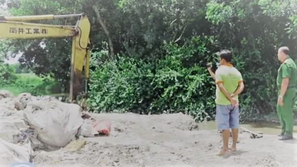 Lực lượng chức năng tỉnh Tây Ninh phát hiện vụ chôn lấp hơn 100 bao rác thải y tế trái phép