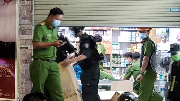 Lực lượng chức năng khám xét nhà thuốc