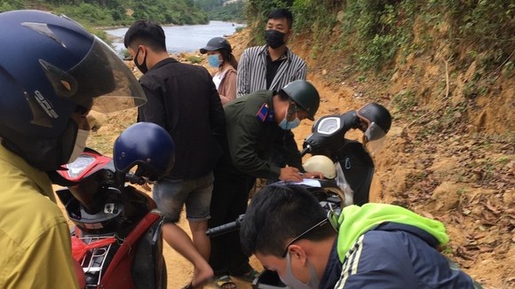 Xử phạt hàng chục người trốn chốt kiểm soát để lên núi dã ngoại