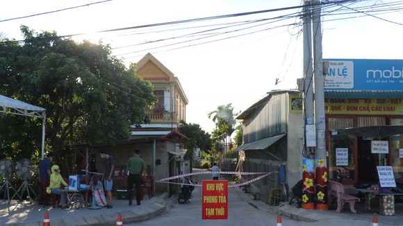 Lực lượng chức năng phong tỏa khu phố 2 (phường Đông Giang, thành phố Đông Hà).