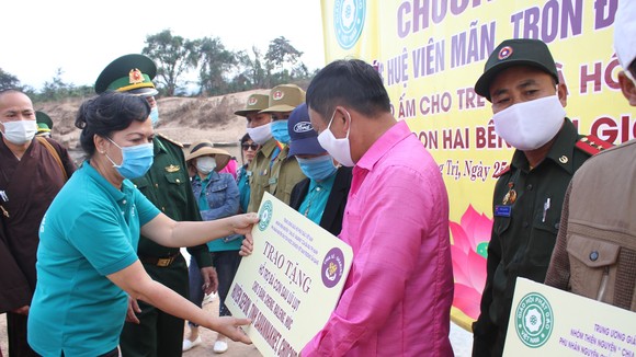 Bà Mai Thị Hạnh, phu nhân nguyên Chủ tịch nước Trương Tấn Sang tặng quà cho đại diện 7 bản thuộc DenVilay (huyện Noòng, tỉnh Savannekhet, Lào)